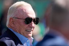 Jerry Jones se disculpa por gesto obsceno hacia fans y dice que fue involuntario