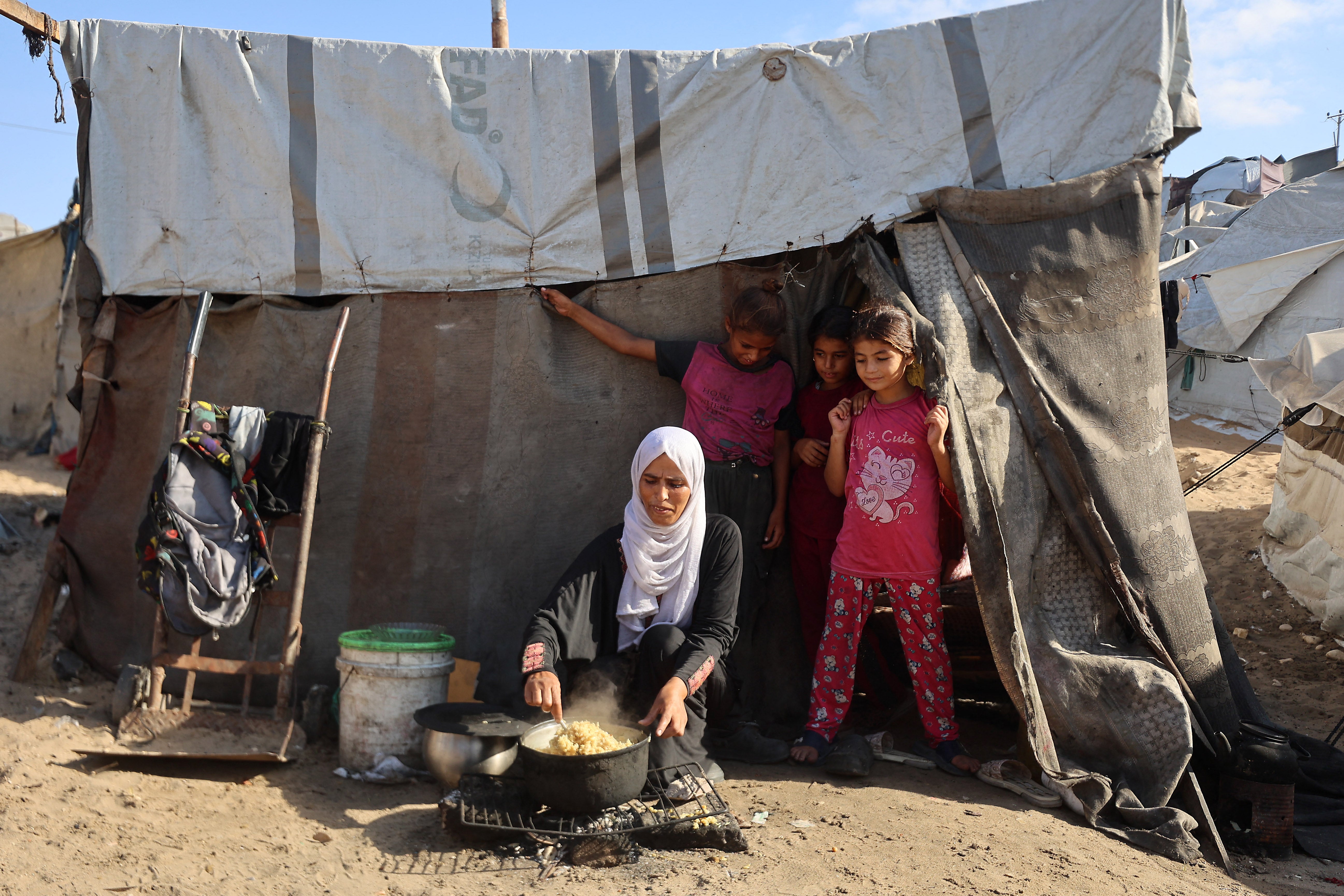 Una mujer palestina cocina en un campo de desplazados de Jan Yunis, en el sur de la Franja de Gaza