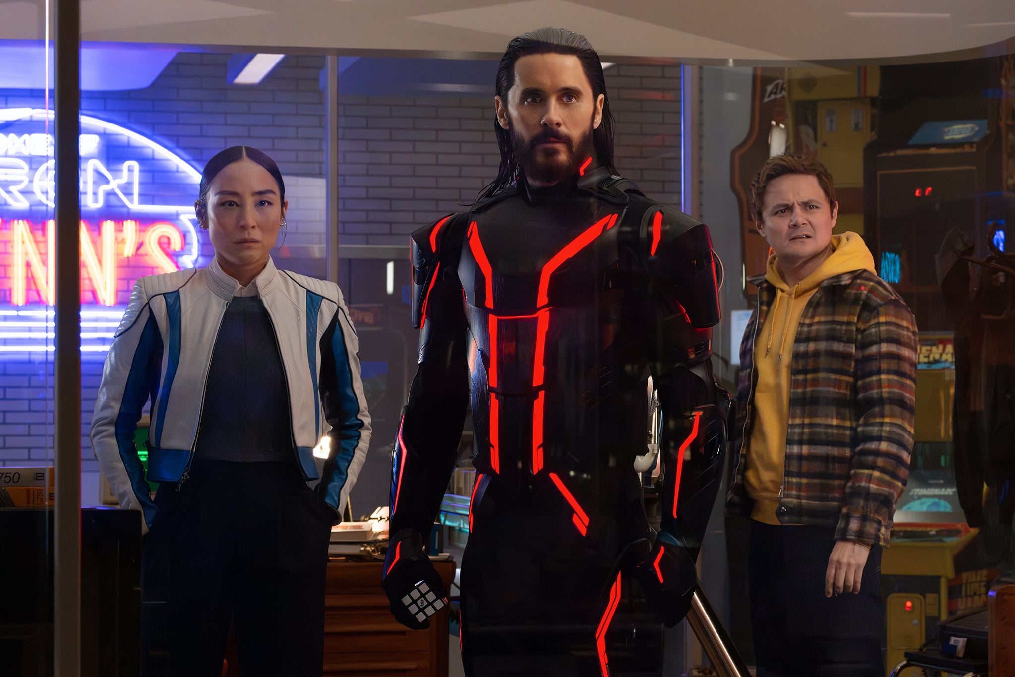 Greta Lee, Jared Leto y Arturo Castro en ‘Tron: Ares’