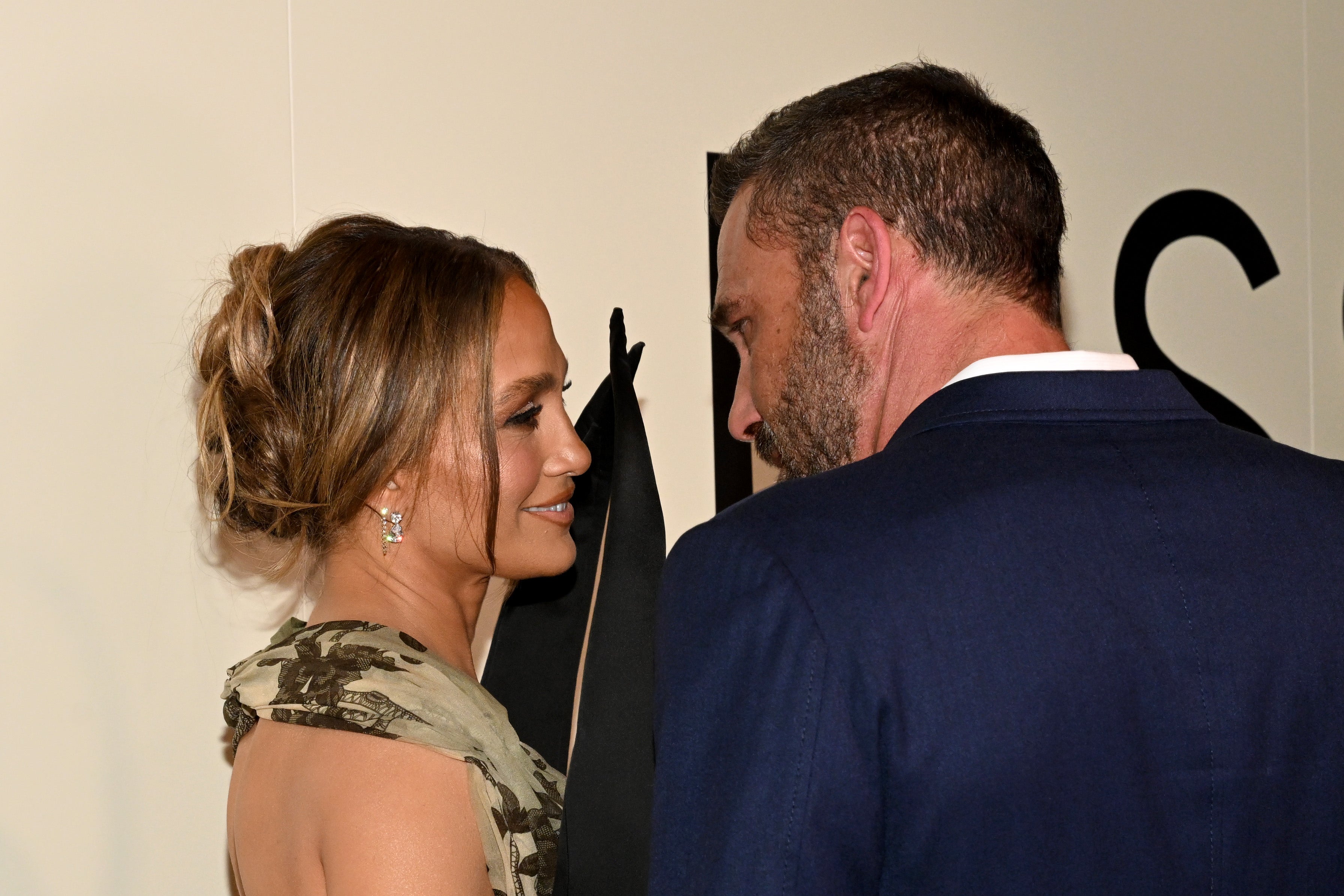 La pareja se mostró cercana mientras posaba para las cámaras en el lanzamiento del nuevo musical de Lopez