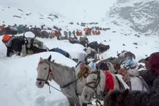 Cientos de excursionistas son rescatados del monte Everest tras fuerte tormenta de nieve
