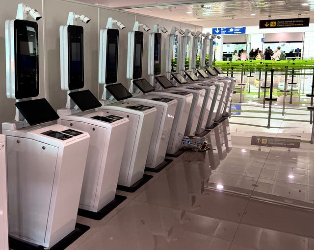 <p>Manos vacías: Puestos con el sistema de entradas y salidas en el aeropuerto de Palma de Mallorca (España)</p>