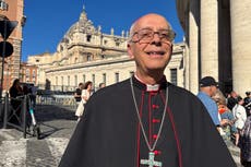 Obispo de El Paso lleva al papa cartas desesperadas de migrantes afectados por medidas en EEUU