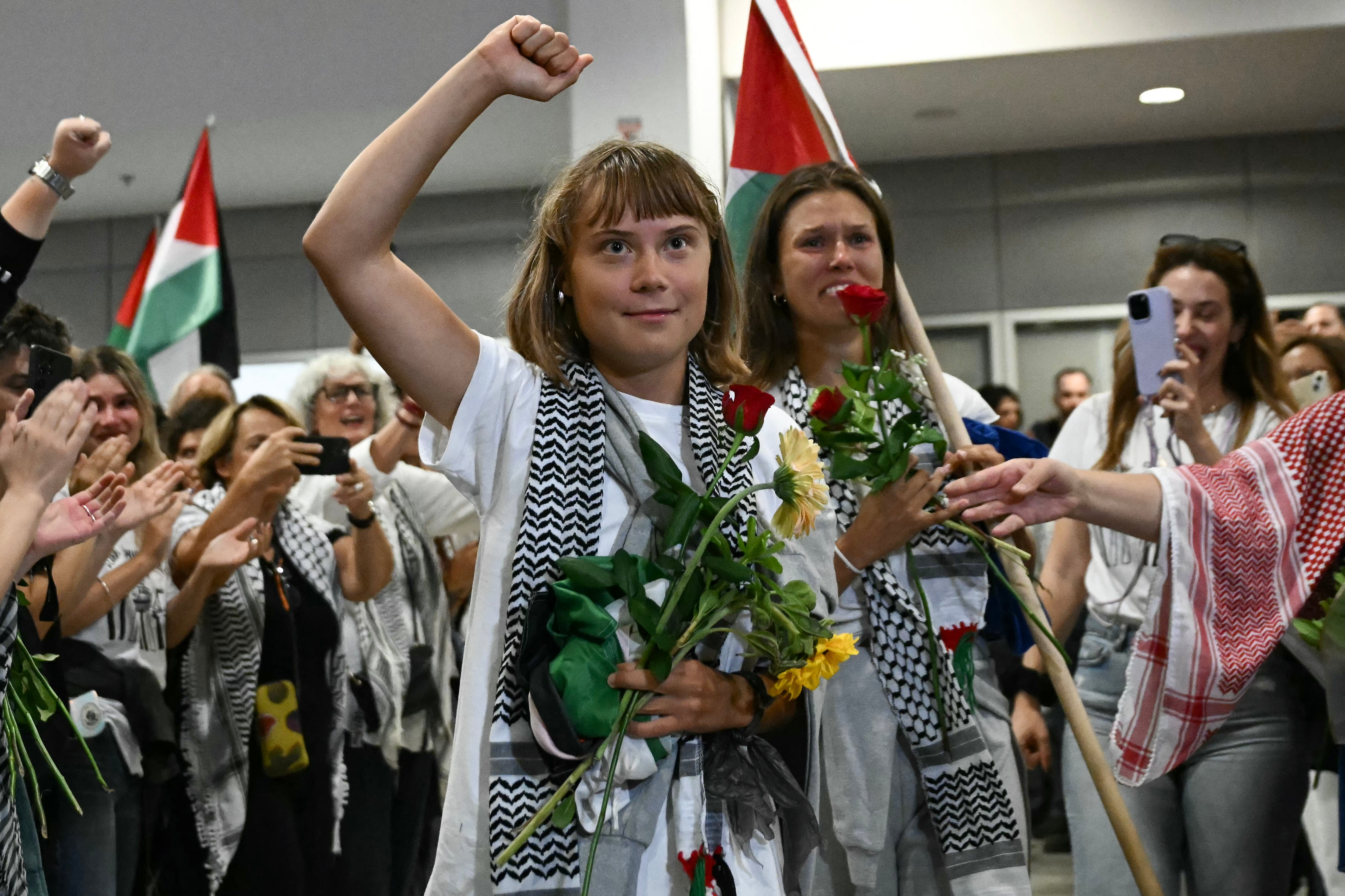 Thunberg levanta el puño en su llegada a Atenas junto a los activistas que navegaban a bordo de la flotilla de ayuda a Gaza