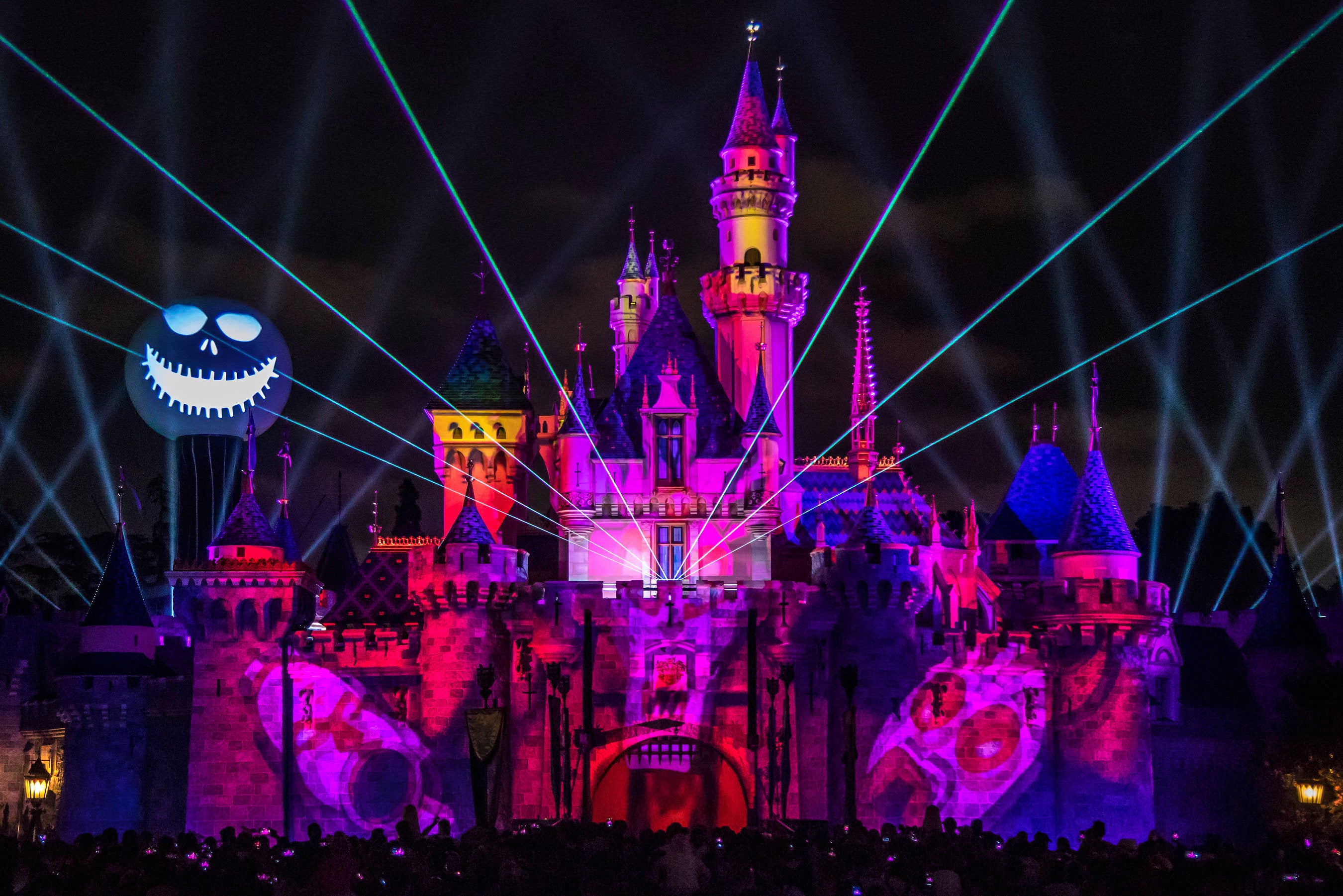 Una visitante de Disneylandia falleció el lunes tras montar en la célebre atracción de la Mansión Encantada del parque temático en California, EE. UU.