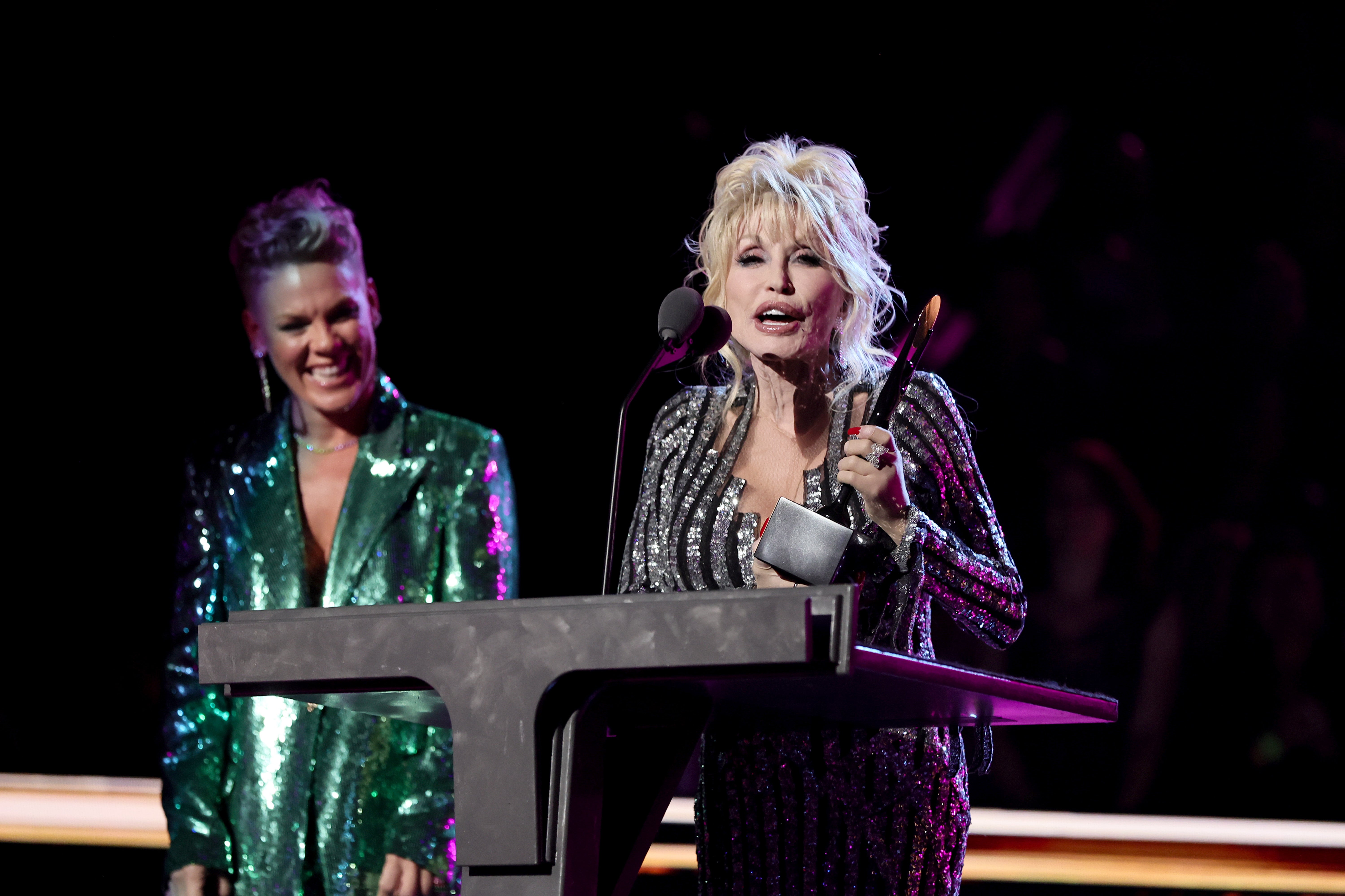 Dolly Parton con la cantante Pink, en su ceremonia de inclusión en el Salón de la Fama del Rock & Roll en noviembre de 2022, tras haber rechazado inicialmente el homenaje. Posteriormente, lanzó un álbum de rock and roll, ‘Rockstar’, en 2023