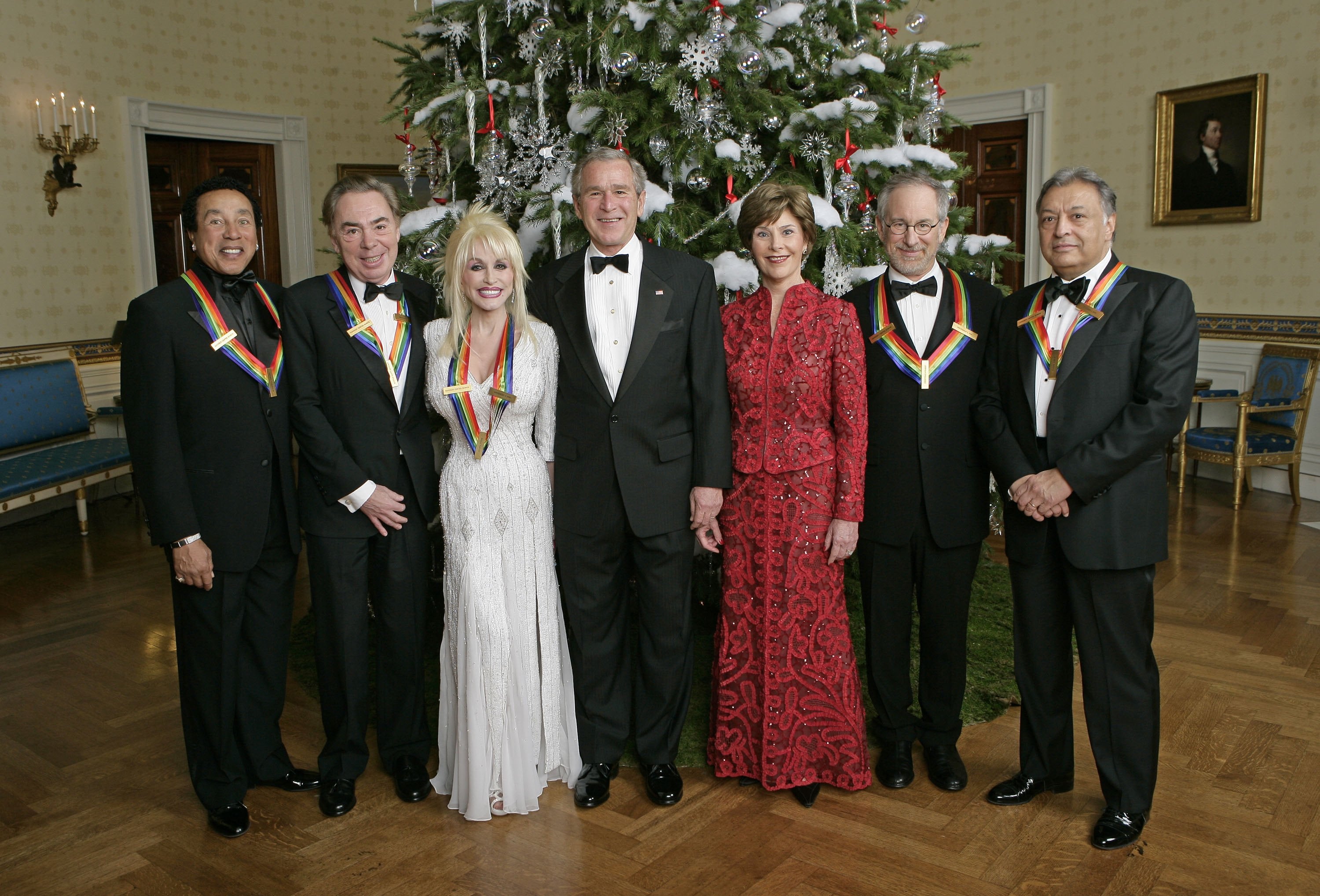 Dolly Parton recibió el premio Kennedy Center Honors de manos del entonces presidente de EE. UU., George W. Bush, en 2006 (junto con Smokey Robinson, Andrew Lloyd Webber, Steven Spielberg y Zubin Mehta), pero posteriormente rechazó en tres ocasiones la Medalla Presidencial de la Libertad
