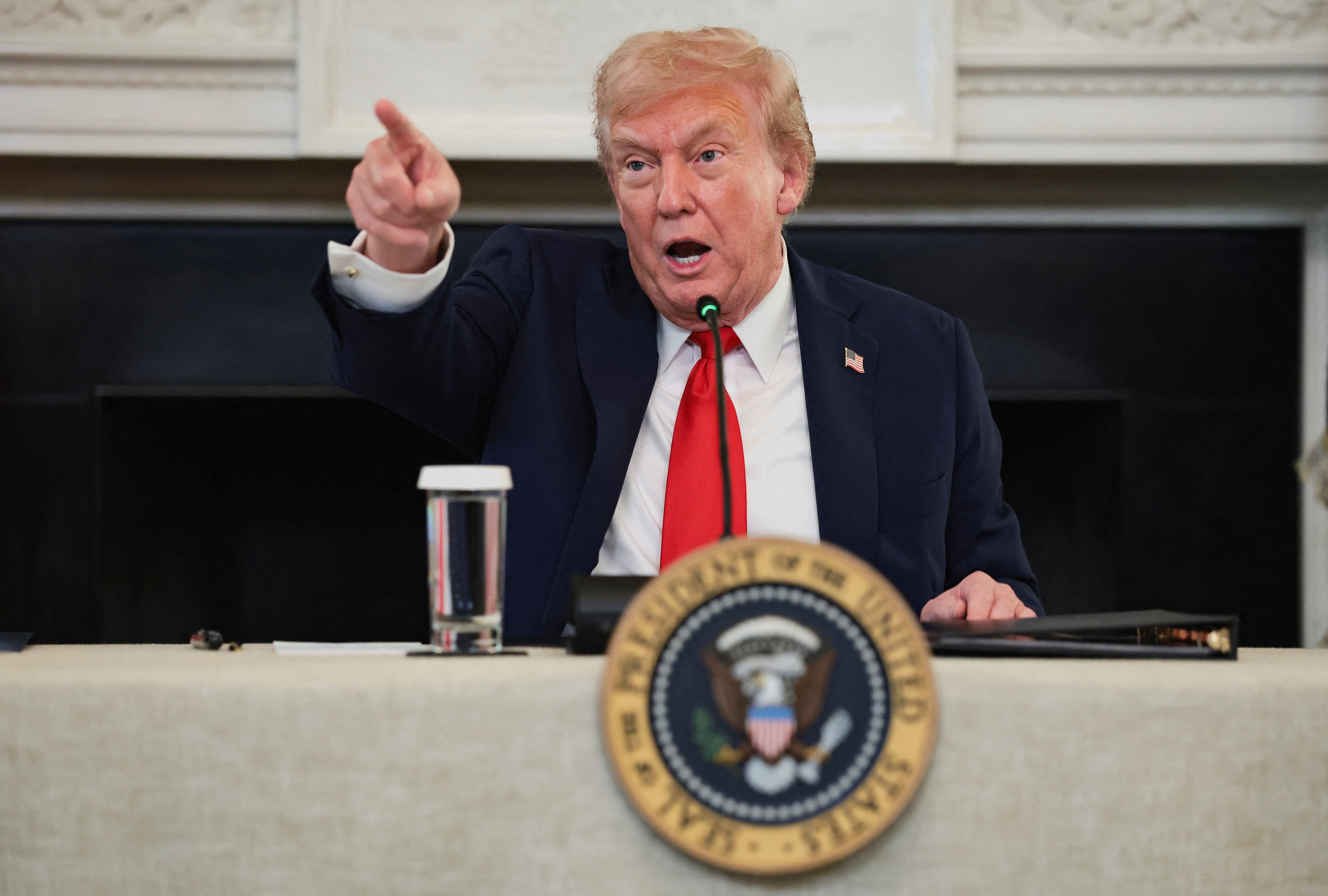 El presidente Donald Trump, en uno de sus muchos momentos apasionados durante una mesa redonda sobre Antifa que organizó con influencers de derecha en la Casa Blanca el 8 de octubre