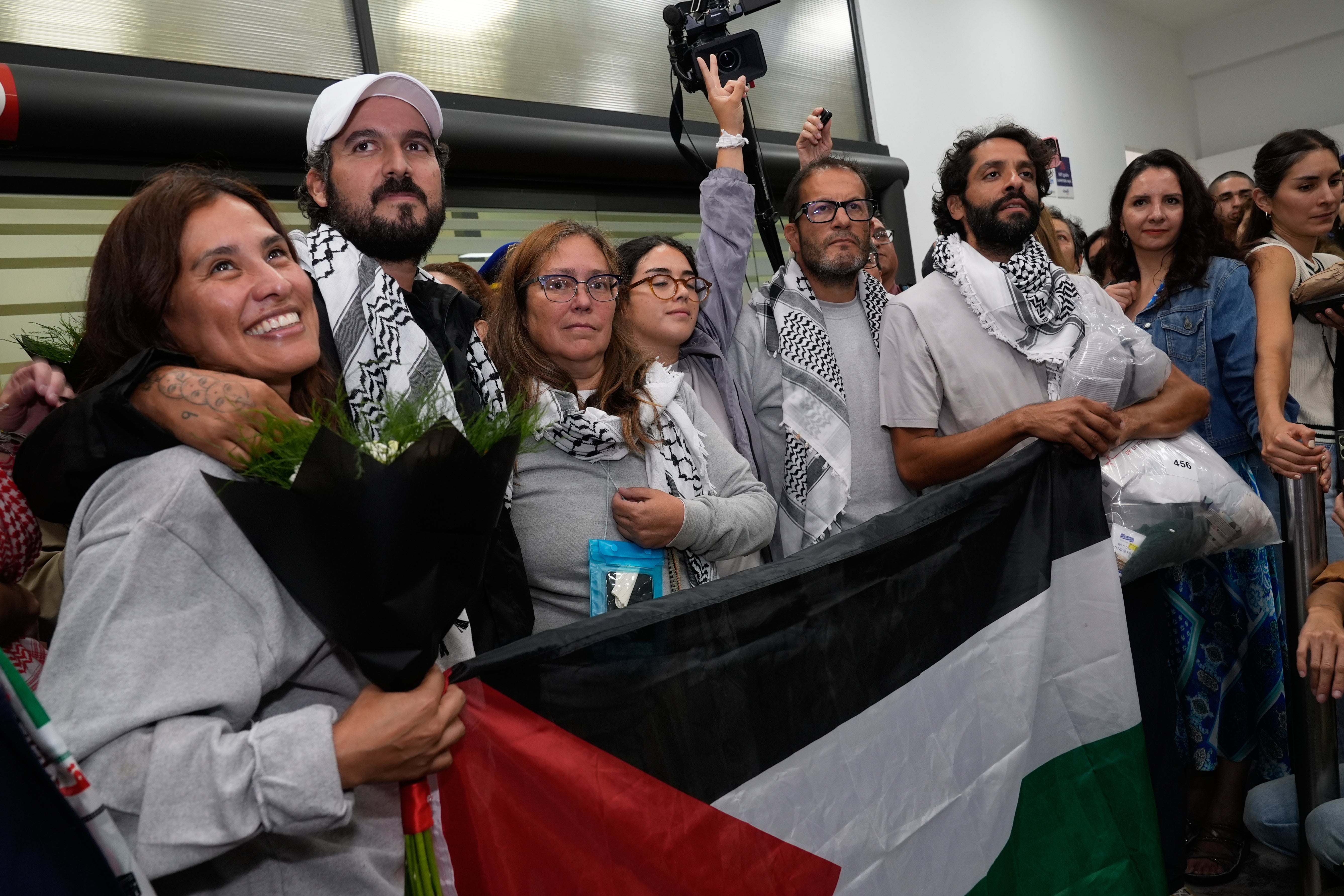 México recibe entre vivas y flores a 6 activistas que participaron en flotilla que se dirigía a Gaza