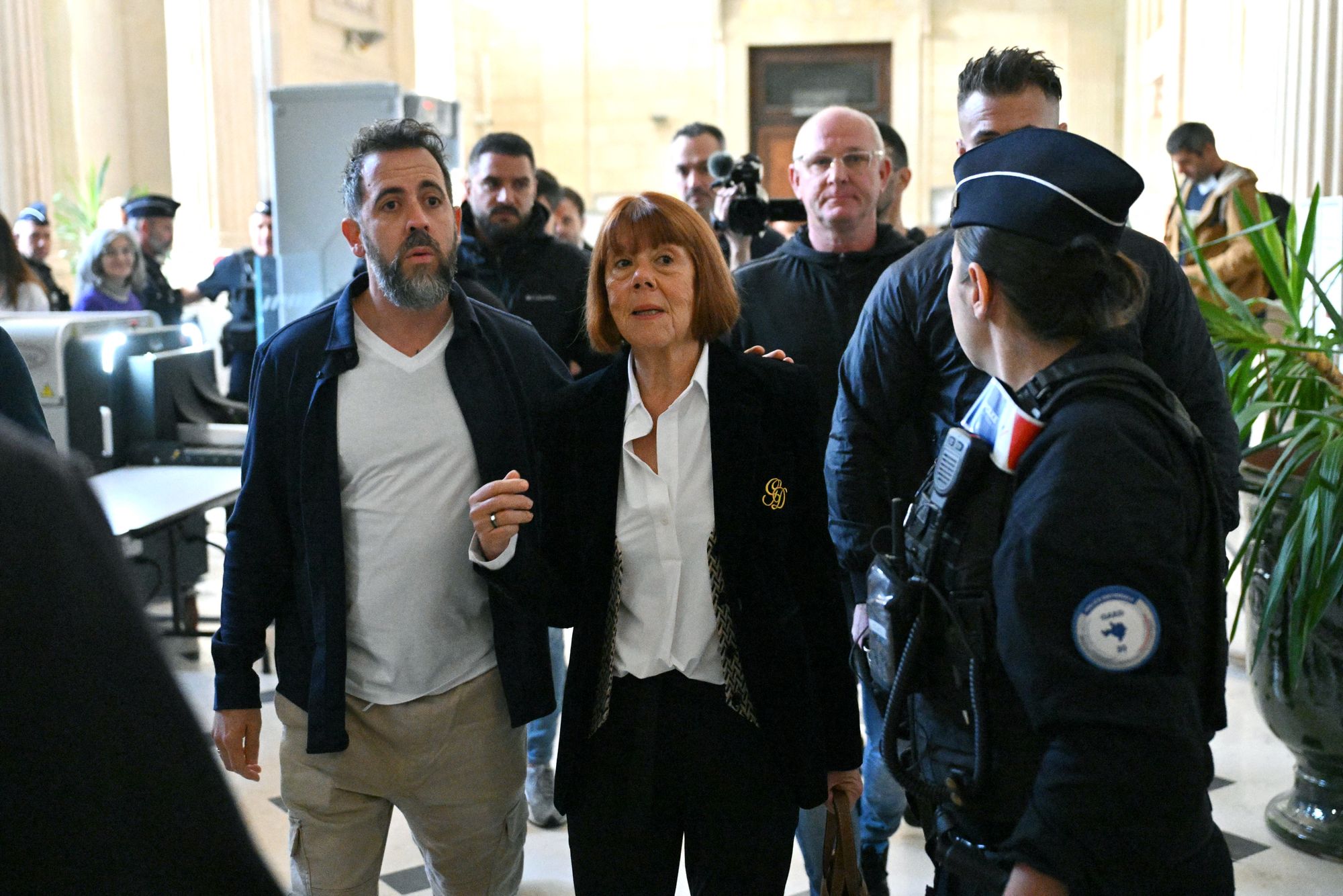 Gisele Pelicot y su hijo Florian llegan a la audiencia de apelación el 7 de octubre