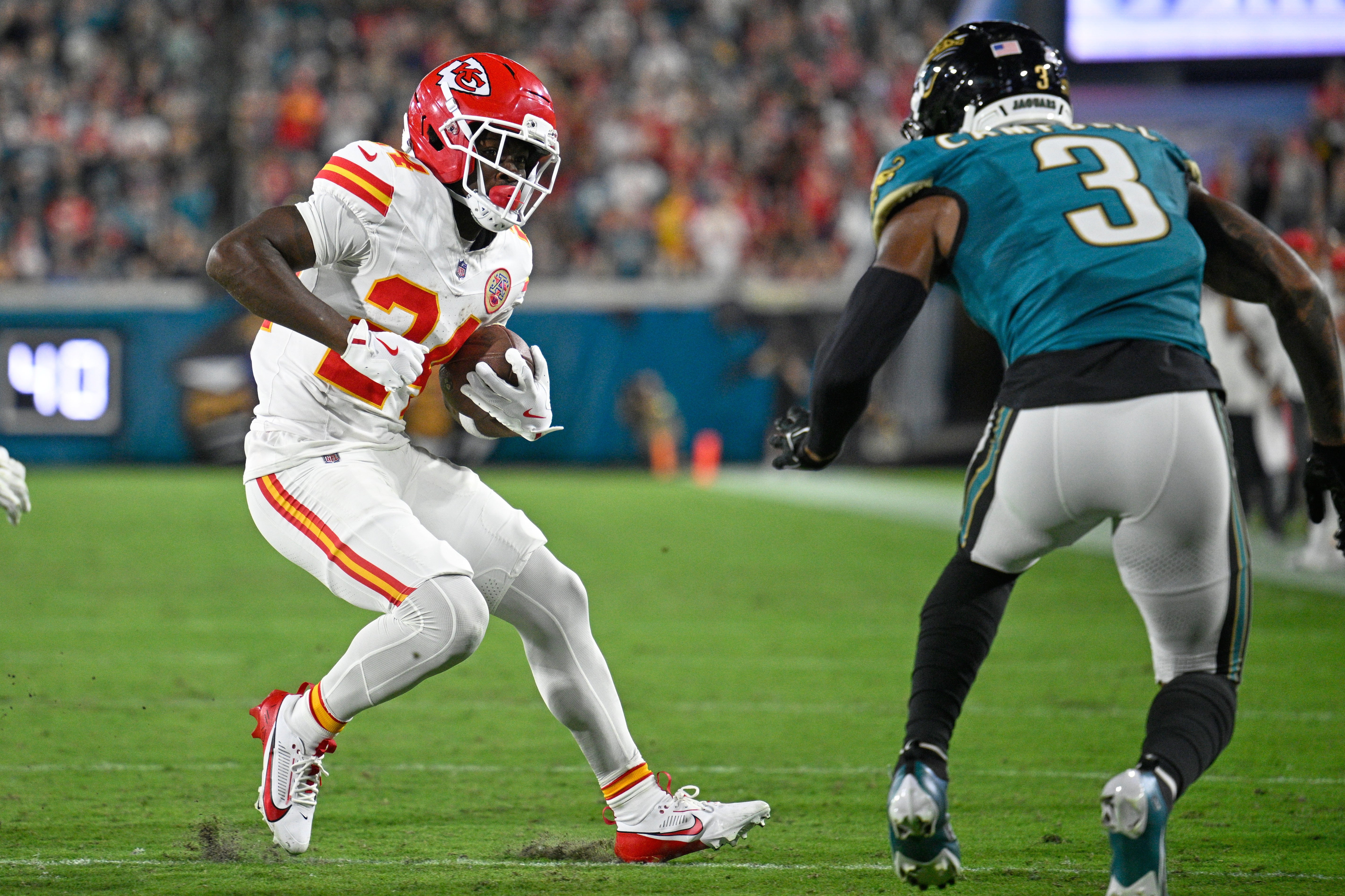 Jaguars y Browns intercambian esquineros titulares, según fuente de AP