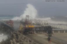 Un tifón azota islas japonesas al sur de Tokio con fuertes lluvias