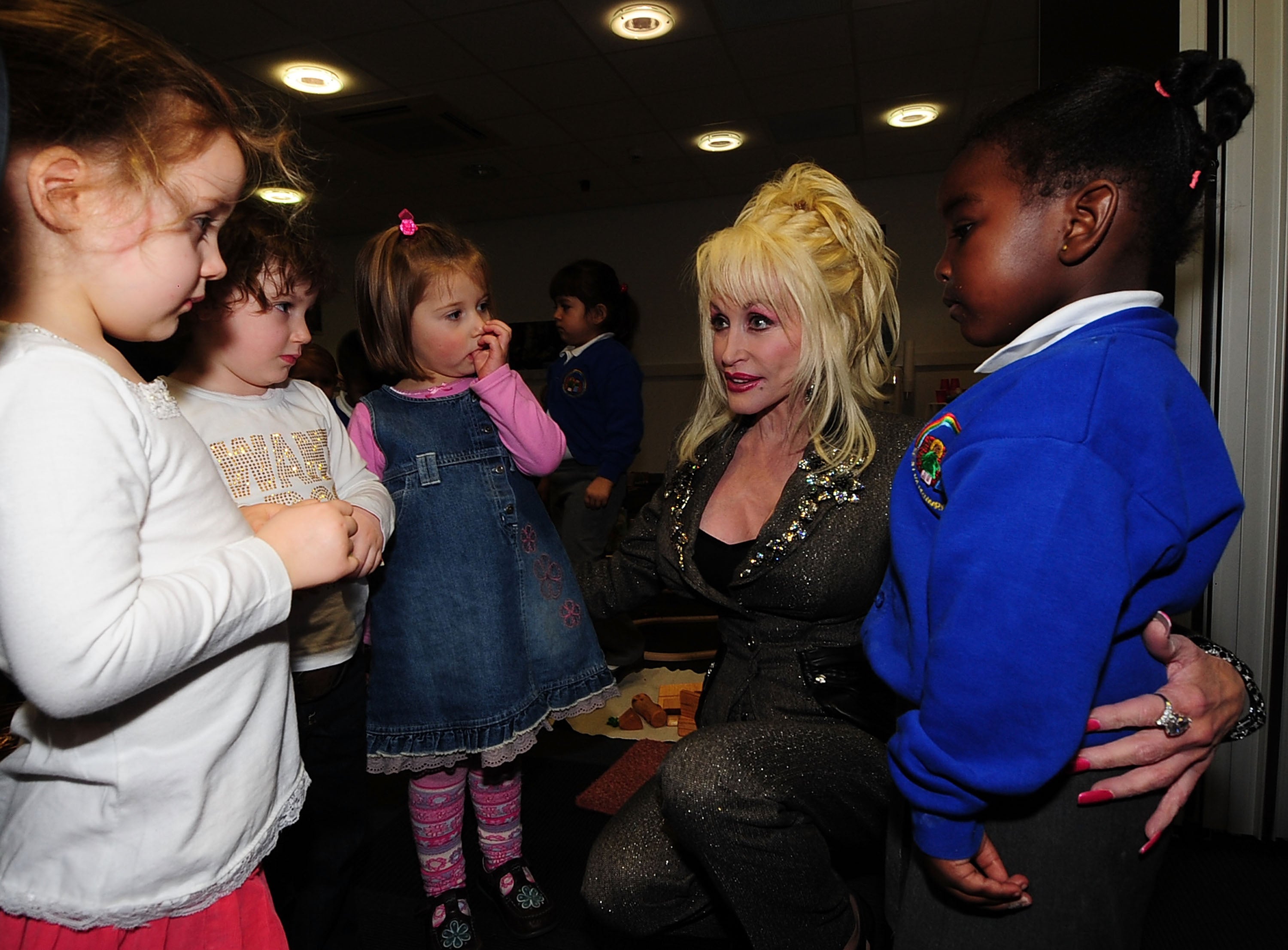 Dolly Parton se reunió con escolares en Rotherham, Inglaterra, con motivo de la inauguración de la primera Imagination Library del Reino Unido. En declaraciones a ‘The Independent’, afirmó que quería ser recordada como “alguien que llevó libros a los niños de todo el mundo”