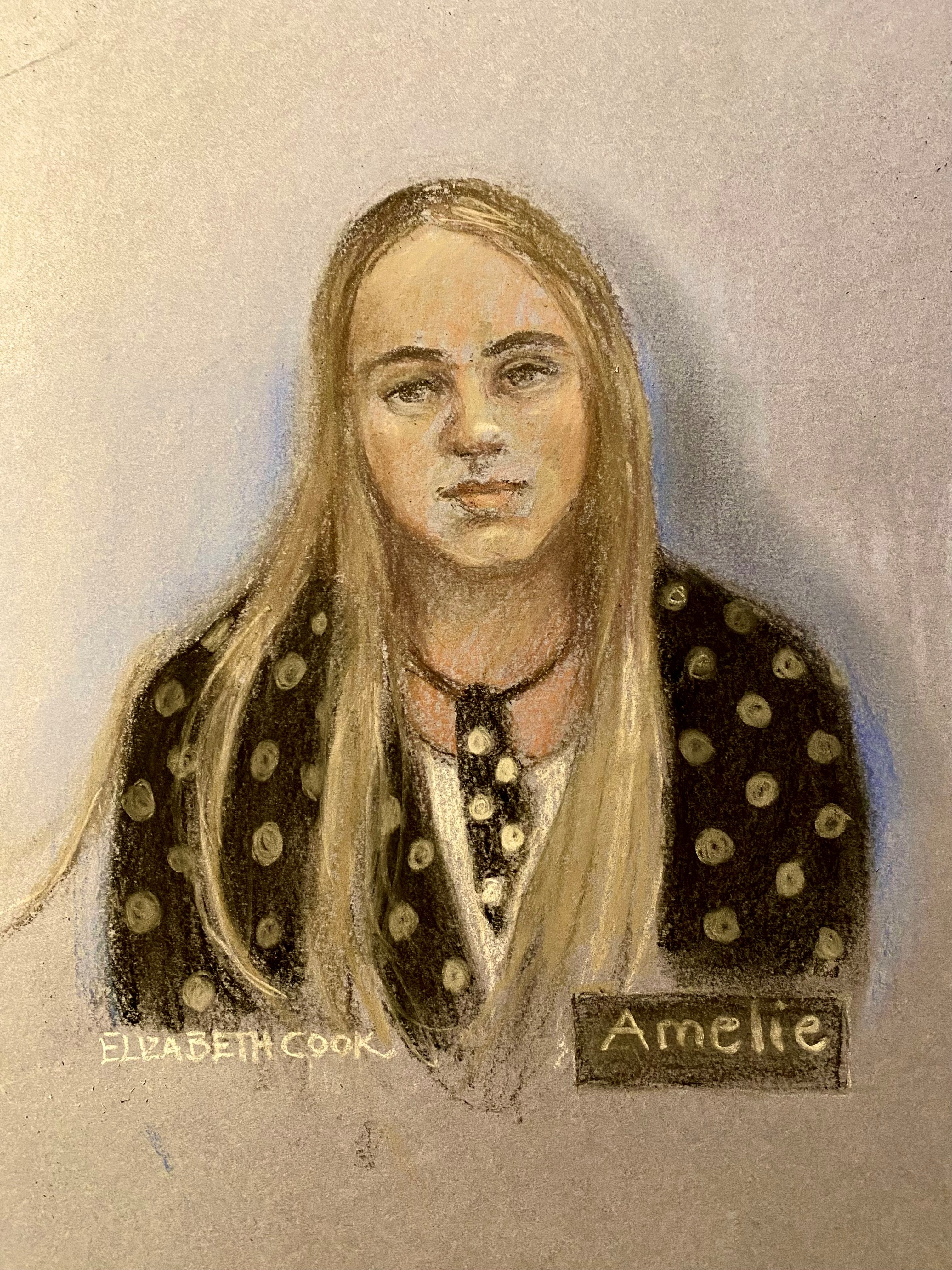 Boceto de Amelie McCann declarando por videoconferencia ante el Tribunal de la Corona de Leicester