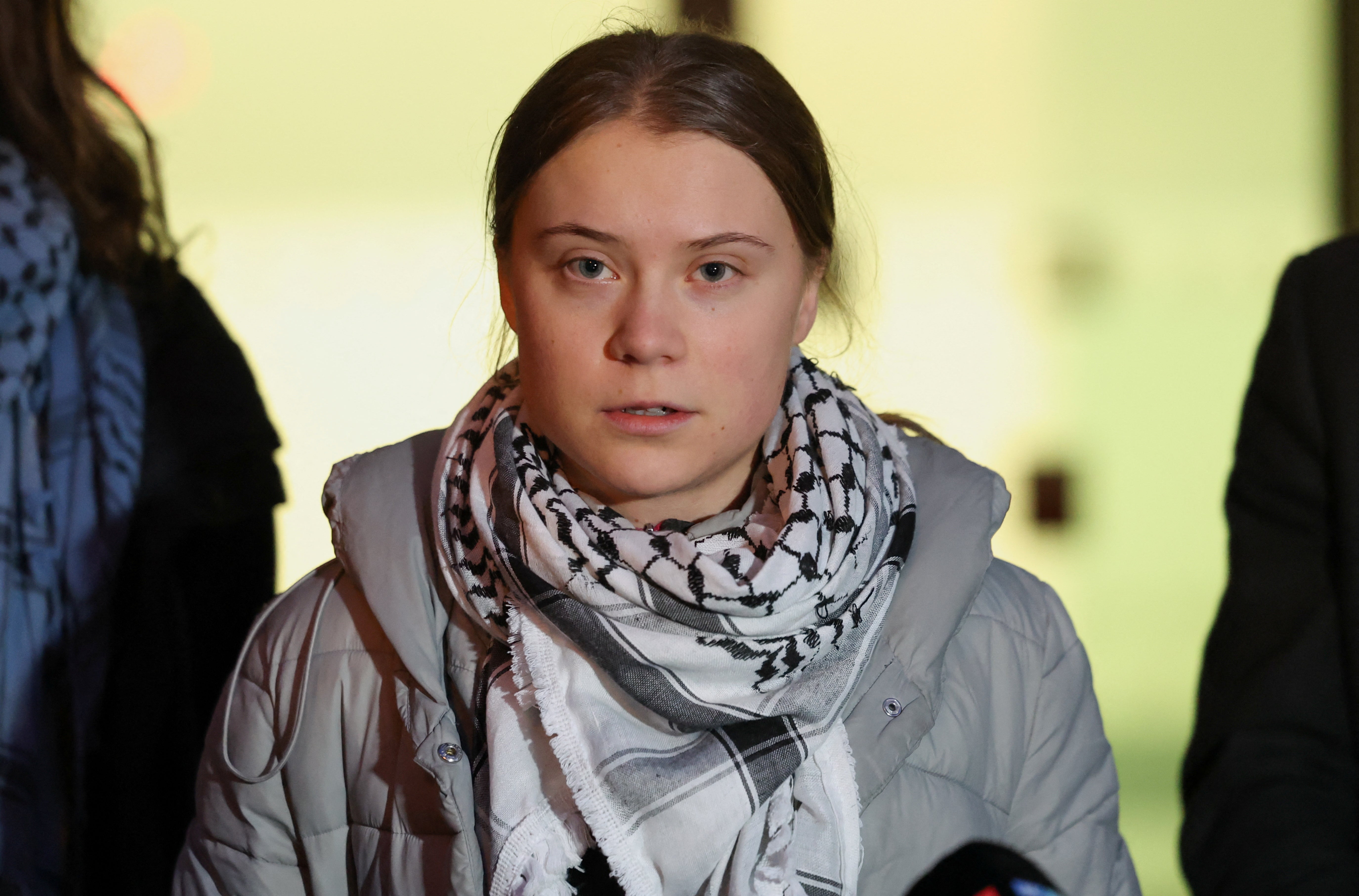 Thunberg denuncia haber sido golpeada en un centro de detención israelí, aunque los funcionarios del país niegan las afirmaciones