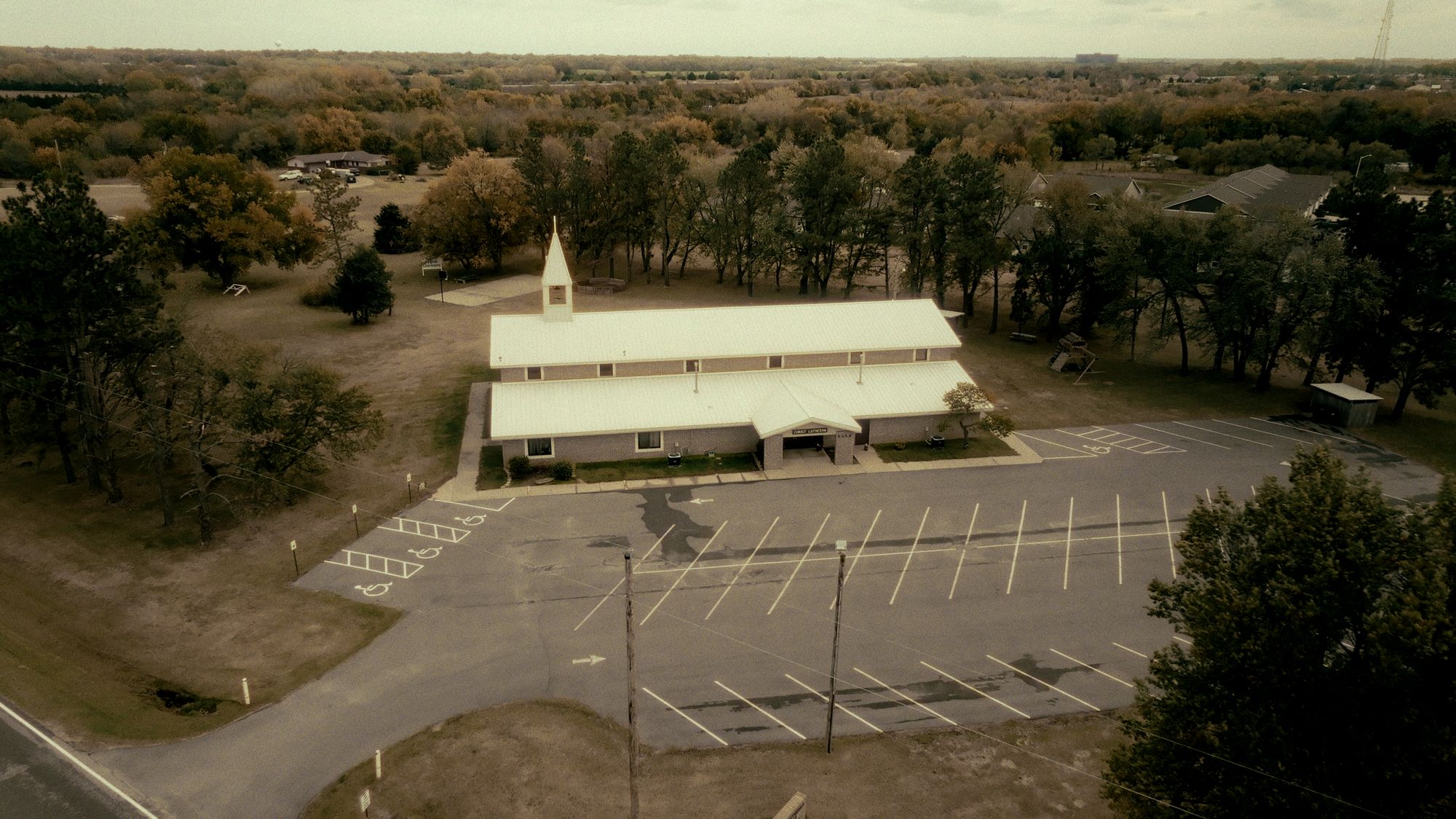 En apariencia, Rader había llevado una vida normal como respetado presidente de la Iglesia Luterana de Cristo de Wichita y líder de la rama de los lobatos de los Scouts. Pero era un asesino que evadió la captura durante 31 años