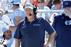 Primera temporada de Belichick en Carolina del Norte enfrenta problemas dentro y fuera del campo