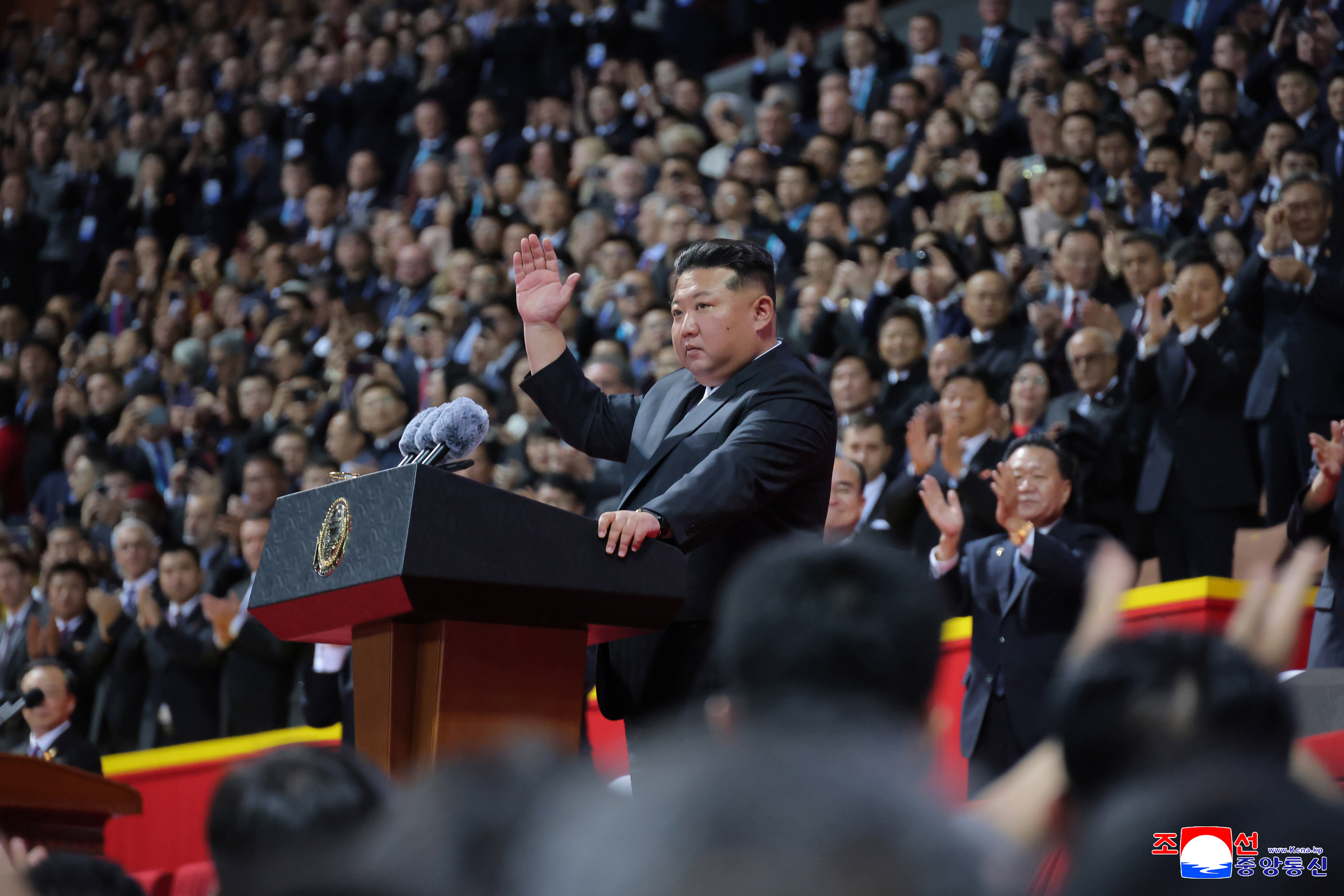 Líder norcoreano promete construir un "paraíso socialista" antes de un posible desfile militar