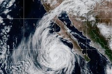 Marejadas elevan riesgo de inundación en Carolinas y en Atlántico y Pacífico surgen nuevas tormentas