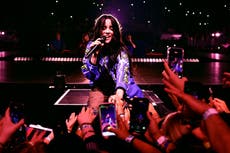 Arrastran a Billie Eilish fuera del escenario durante concierto