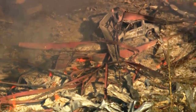<p>Restos y escombros cubren el suelo y los vehículos tras una potente explosión en una planta militar de explosivos en el condado de Hickman, Tennessee, el viernes 10 de octubre de 2025 (WTVF-TV via AP)</p>