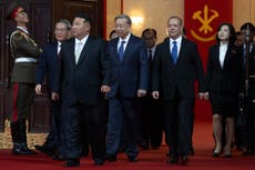 Corea del Norte exhibe nuevo misil de largo alcance en desfile militar
