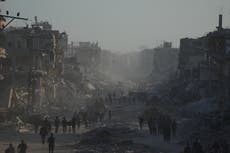 Palestinos regresan a las ruinas mientras ONG buscan aumentar ayuda y tropas de EEUU llegan a Israel