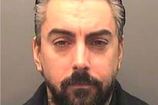 Acusan a dos reclusos del asesinato de Ian Watkins tras ataque en prisión