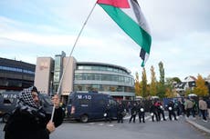 Manifestantes pro-Palestina marchan hacia el estadio antes del partido entre Noruega e Israel