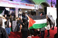 Manifestación propalestina cancela alfombra roja de Juliette Binoche en Morelia