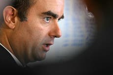 Macron tiene nuevo gabinete y enfrenta un complicado reto para superar crisis política