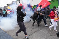 Manifestantes chocan con la policía en medio de un paro indígena en Ecuador