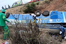 Un accidente de autobús en una región montañosa de Sudáfrica deja al menos 42 muertos