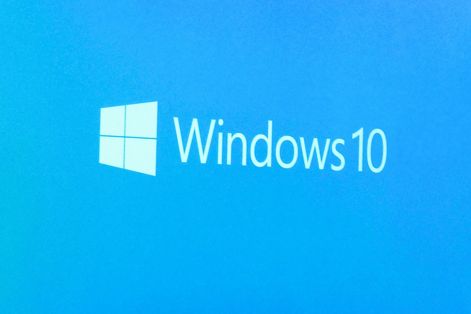 Una pantalla muestra el logotipo de Windows 10 durante un evento de prensa en el campus de Microsoft en Washington, el 21 de enero de 2015