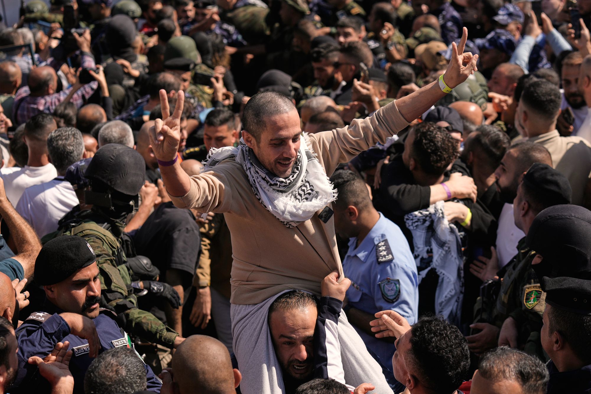 Cientos de presos palestinos fueron liberados el lunes