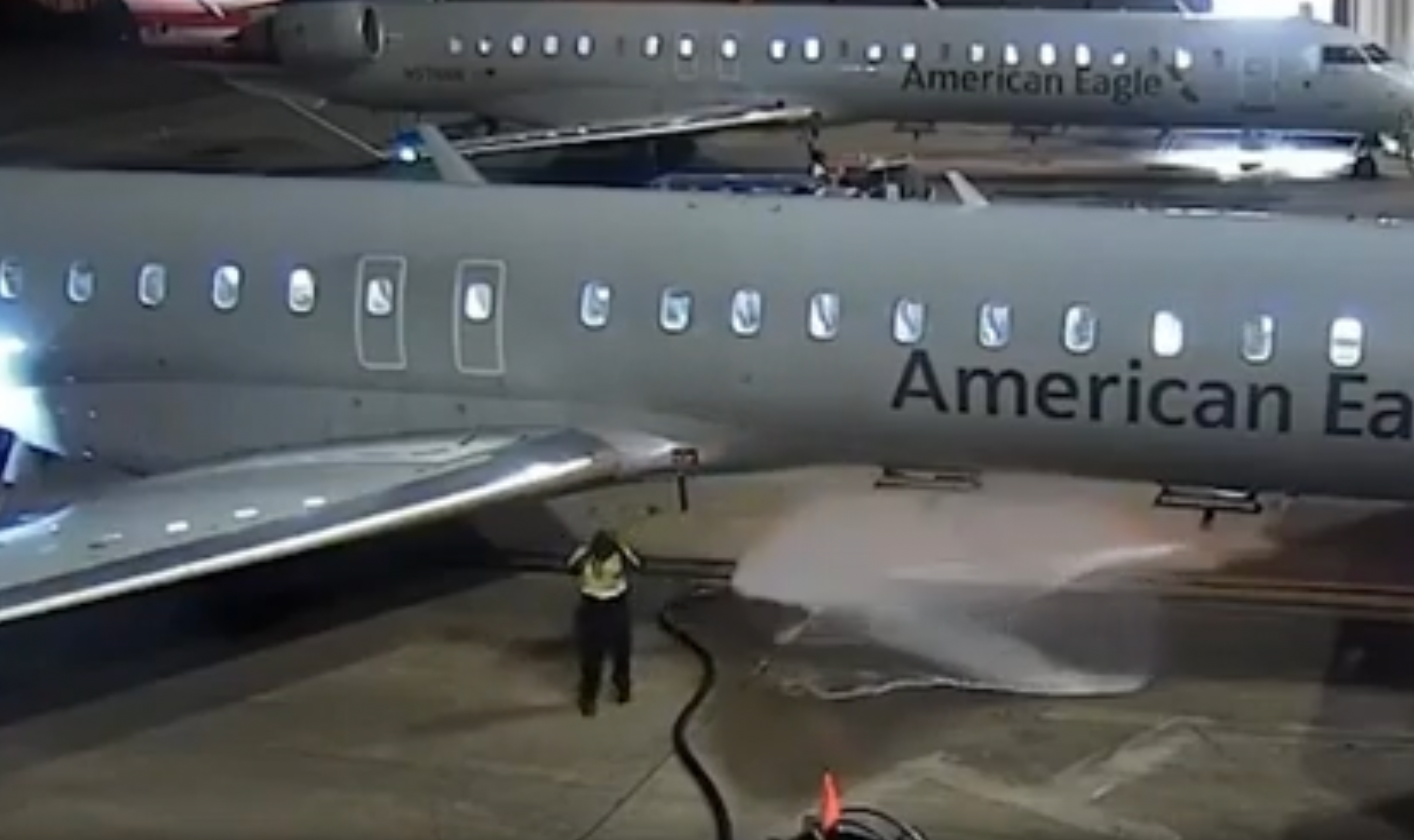 Un trabajador del aeropuerto perdió el control de una manguera de repostaje y roció litros de combustible inflamable en un avión durante el fin de semana