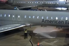 Trabajador empapa de gas un avión de American Airlines en aeropuerto de Dallas