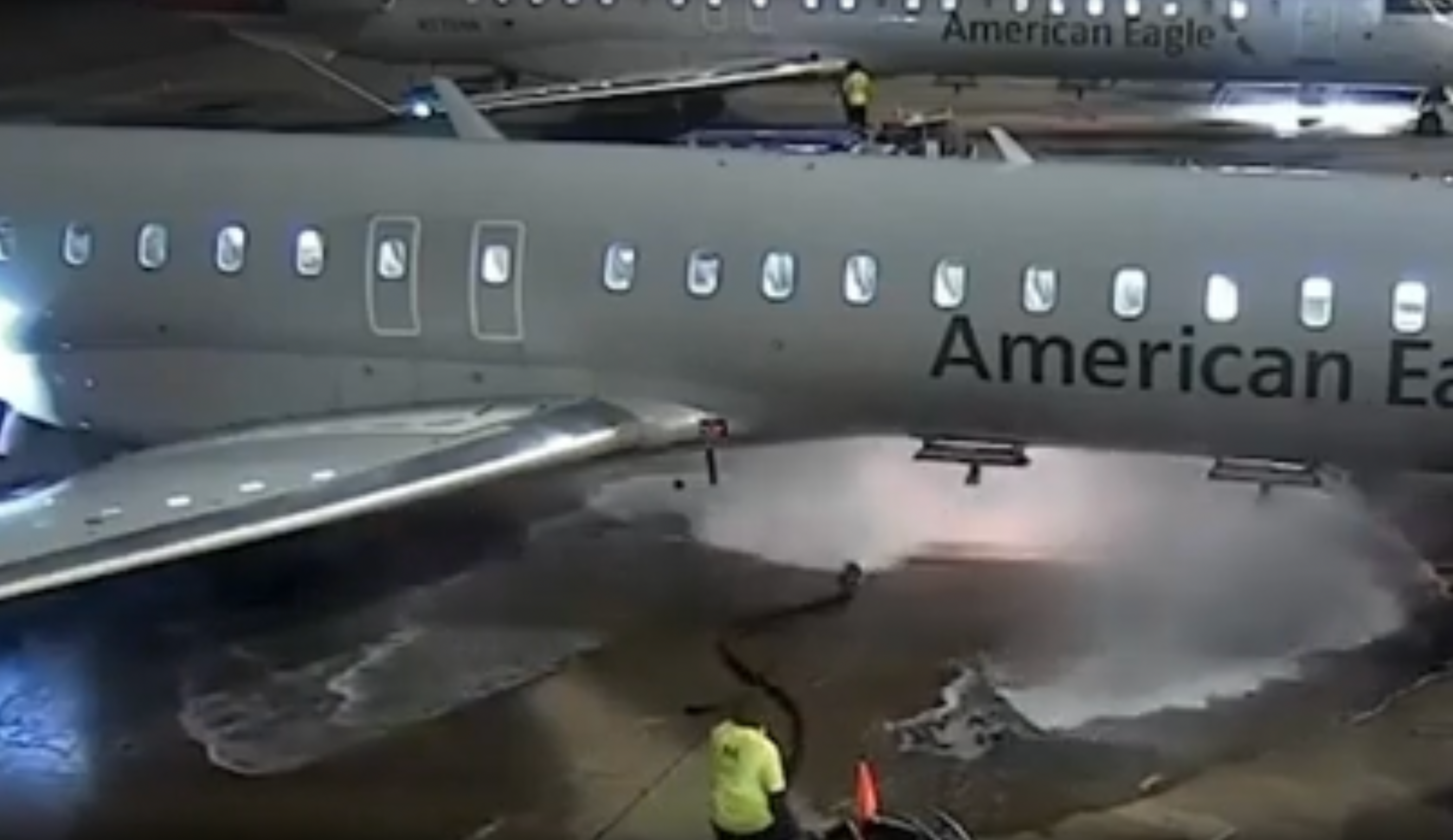 Un video compartido en las redes sociales muestra cómo la manguera se agita violentamente bajo el avión mientras expulsa litros de combustible