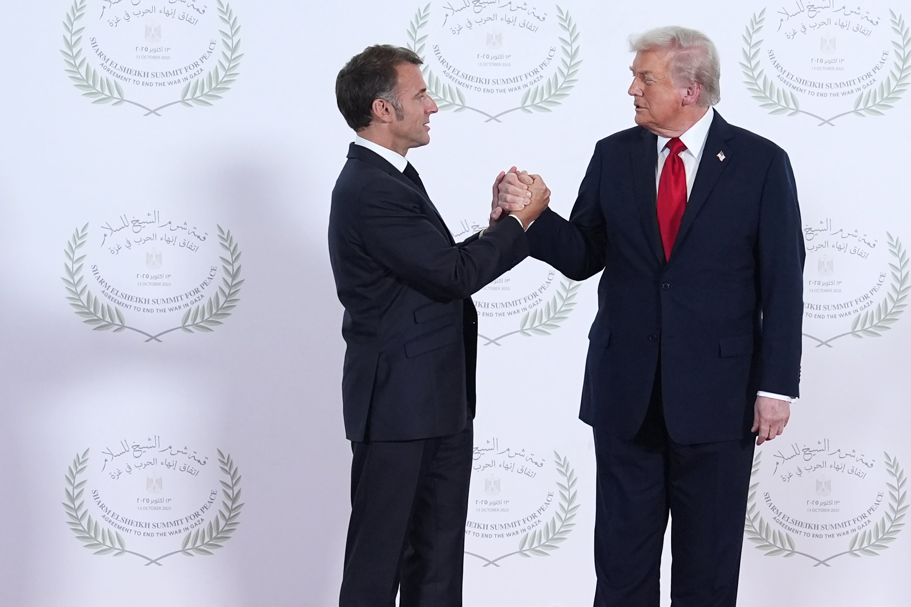 El presidente Donald Trump y el presidente francés Emmanuel Macron protagonizaron otro largo y firme apretón de manos durante la cumbre global en Egipto sobre el futuro de Gaza