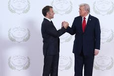 Trump revive saludo agresivo con Macron y elogia al líder de Emiratos Árabes Unidos