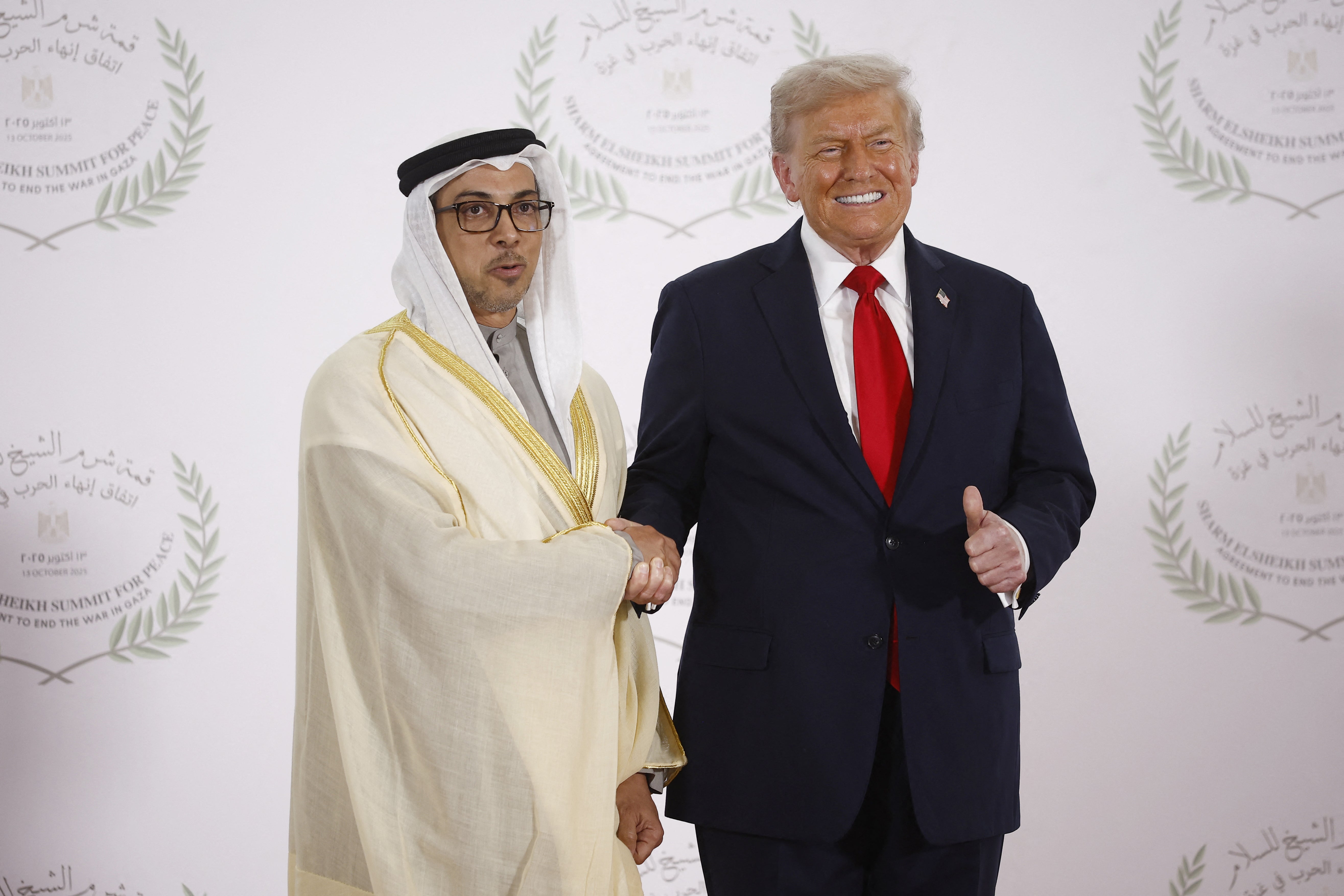 El presidente de EE.UU., Donald Trump, saluda al vicepresidente y vice primer ministro de Emiratos Árabes Unidos, jeque Mansour bin Zayed al-Nahyan, y elogia su “dinero ilimitado”