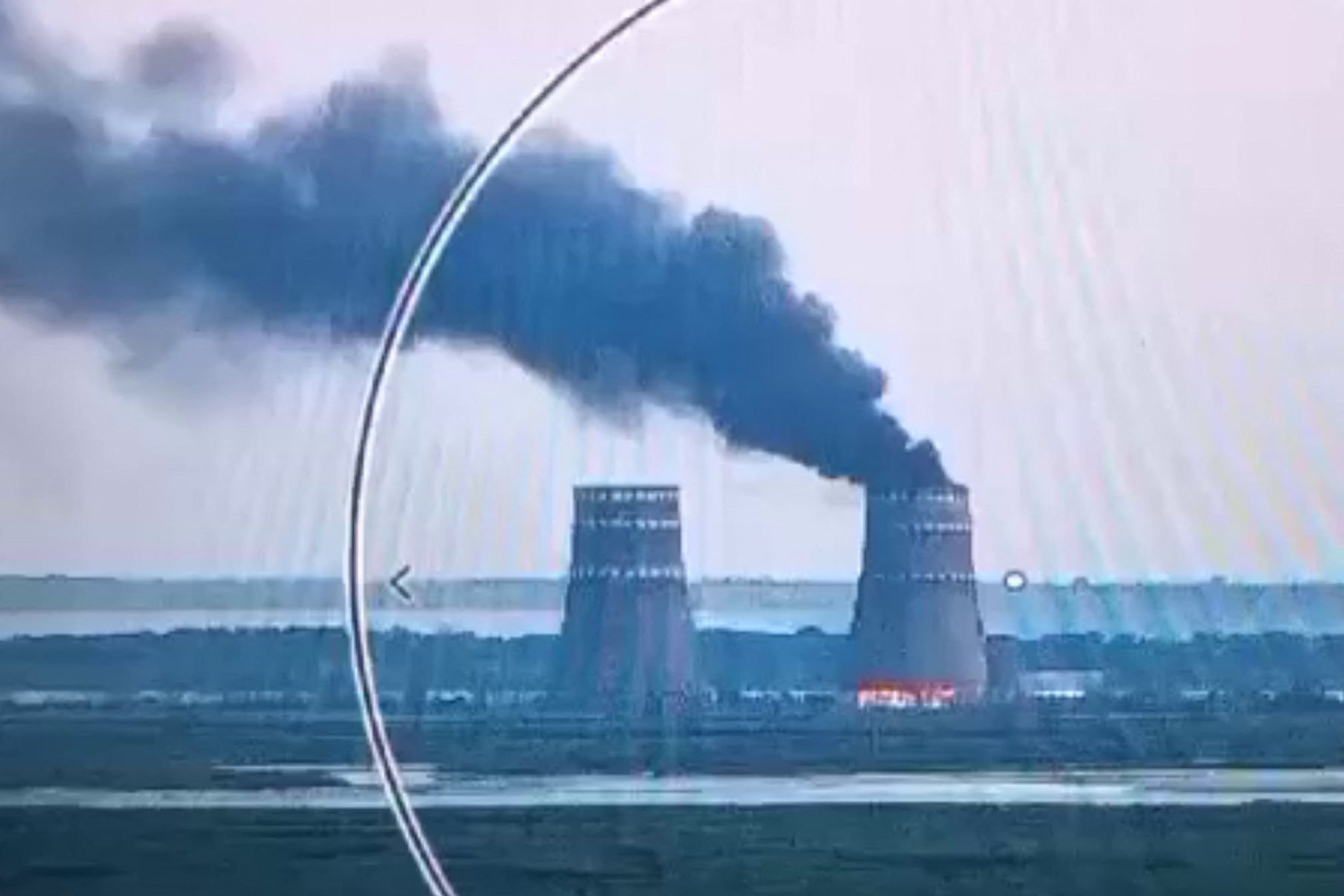 Incendio en una torre de refrigeración de la central nuclear de Zaporiyia, controlada por Rusia, en Energodar, al sur de Ucrania