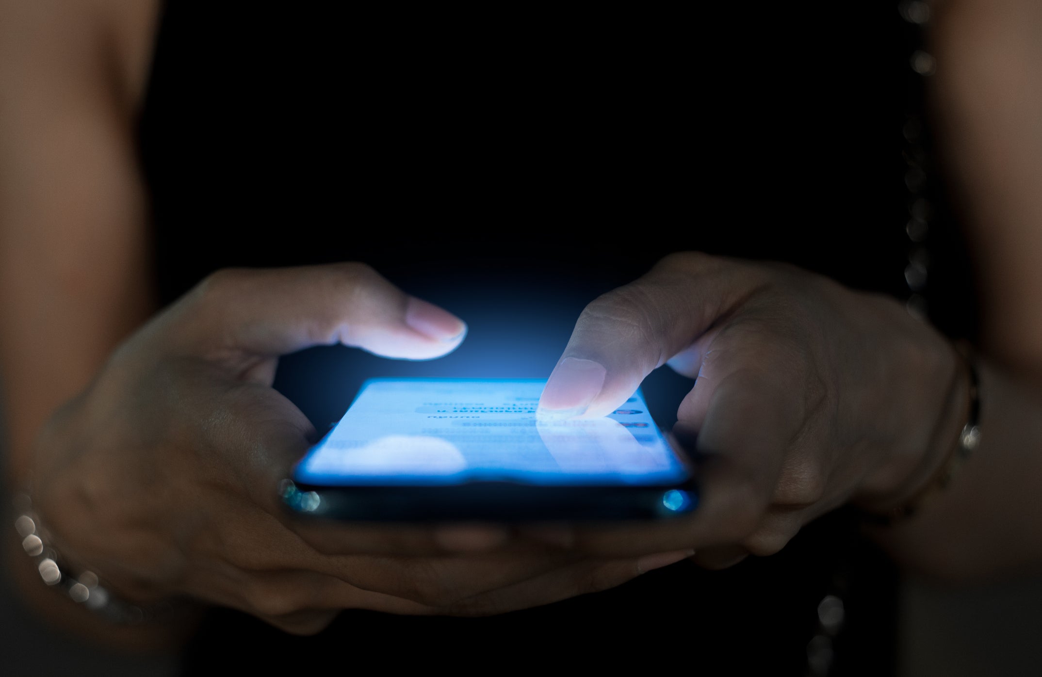 Investigadores australianos descubrieron que los jóvenes encuentran advertencias de contenido sensible en las redes sociales varias veces a la semana