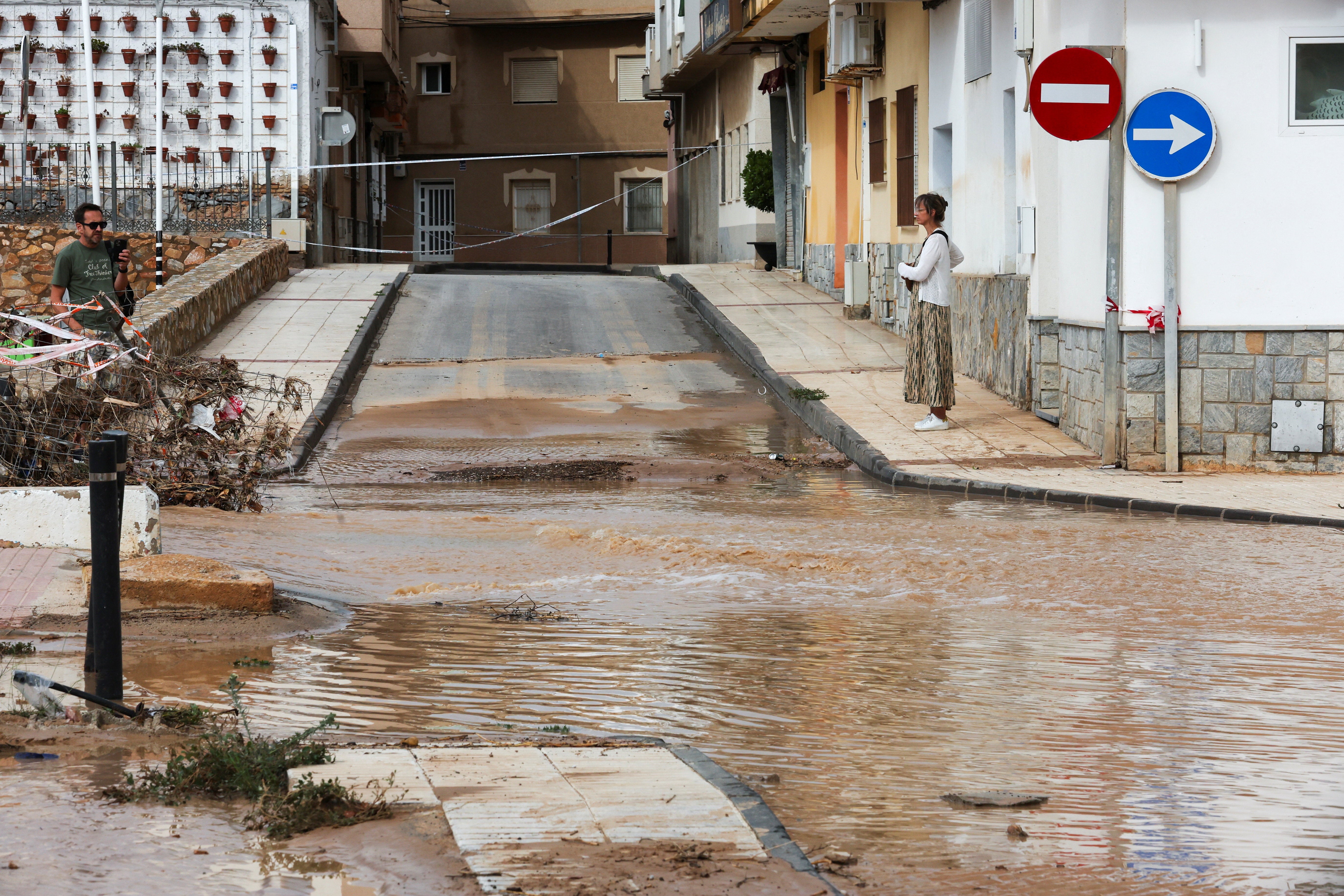Una carretera inundada tras las fuertes lluvias en Los Alcázares, Murcia, España