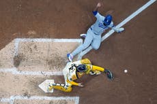 Cerveceros convierten posible grand slam de Max Muncy, en inusual jugada de doble play