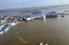 Una inusual tormenta de octubre lleva aguaceros y posibles aludes de tierra al sur de California