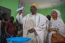 El candidato opositor de Camerún, Tchiroma, reclama victoria en las elecciones presidenciales