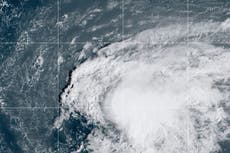 La tormenta tropical Lorenzo avanza sobre aguas abiertas en el océano Atlántico