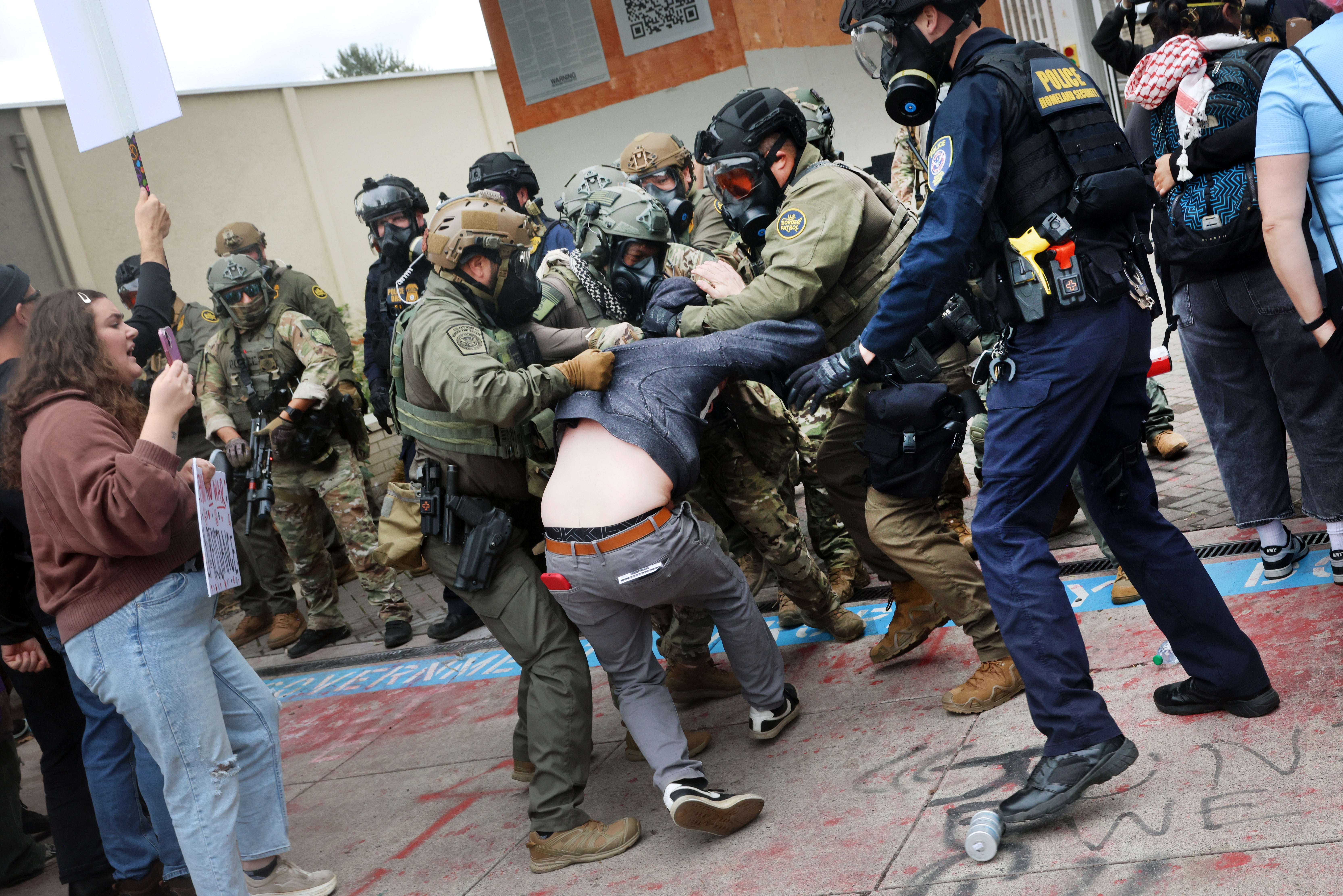 Se han registrado enfrentamientos frente a la sede del ICE en Portland, tras el envío de tropas federales por orden del presidente Donald Trump, quien calificó a la ciudad como “devastada por la guerra”