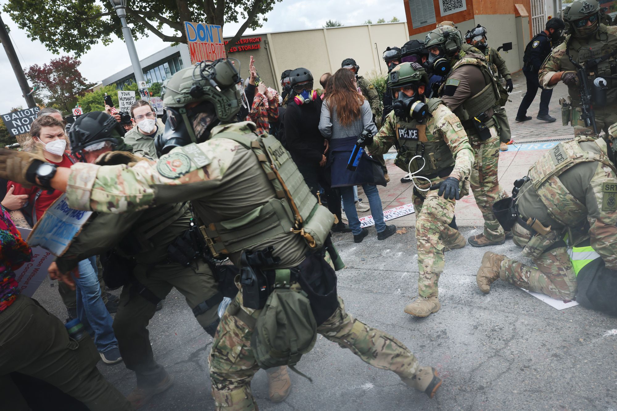 Agentes federales arrestaron a un clarinetista que interpretaba ‘Ghostbusters’ frente a la sede de ICE en Portland.